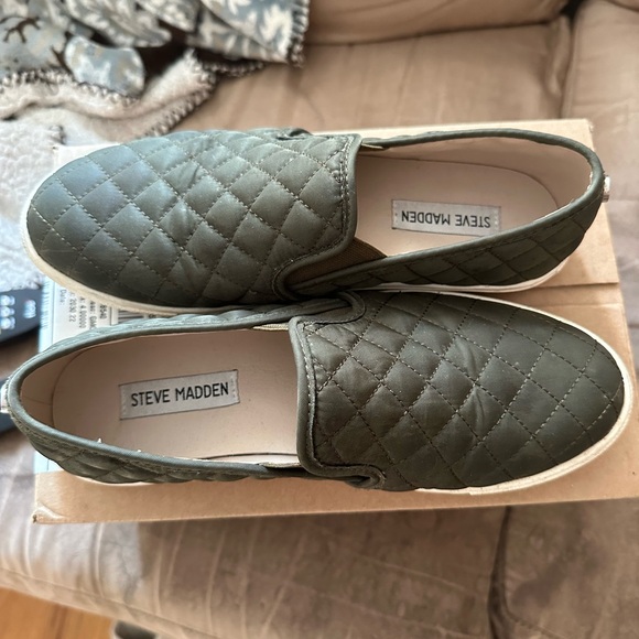 Steve Madden Slip On Sneakers Size 9 - Picture 1 of 4